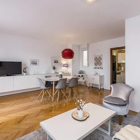 Summer Spot Centar * Split